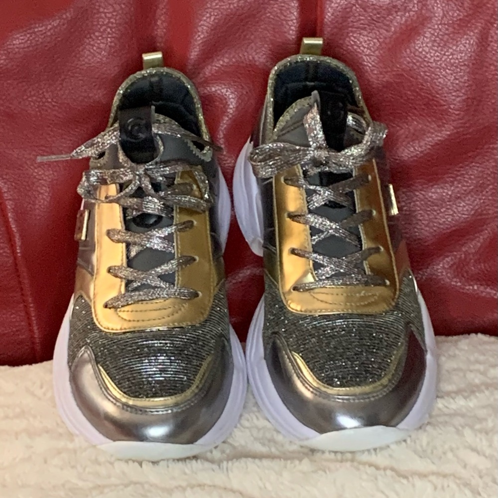 By GUESS GOLD METALLIC LACE UP SNEAKERS